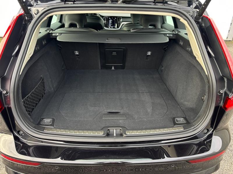VOLVO V60 B4 197ch Plus Style Dark DCT 7